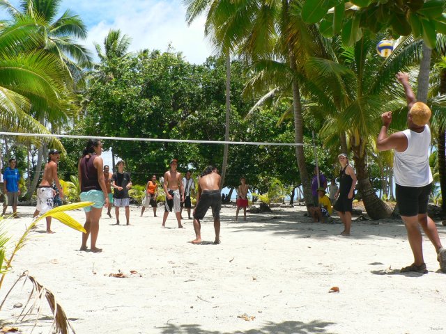 92- Partie de volley sur le motu 